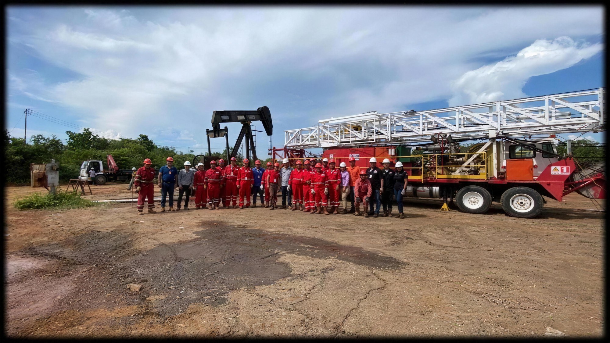 Equipo de HIDRAPECA junto a unidad de rehabilitación de pozos